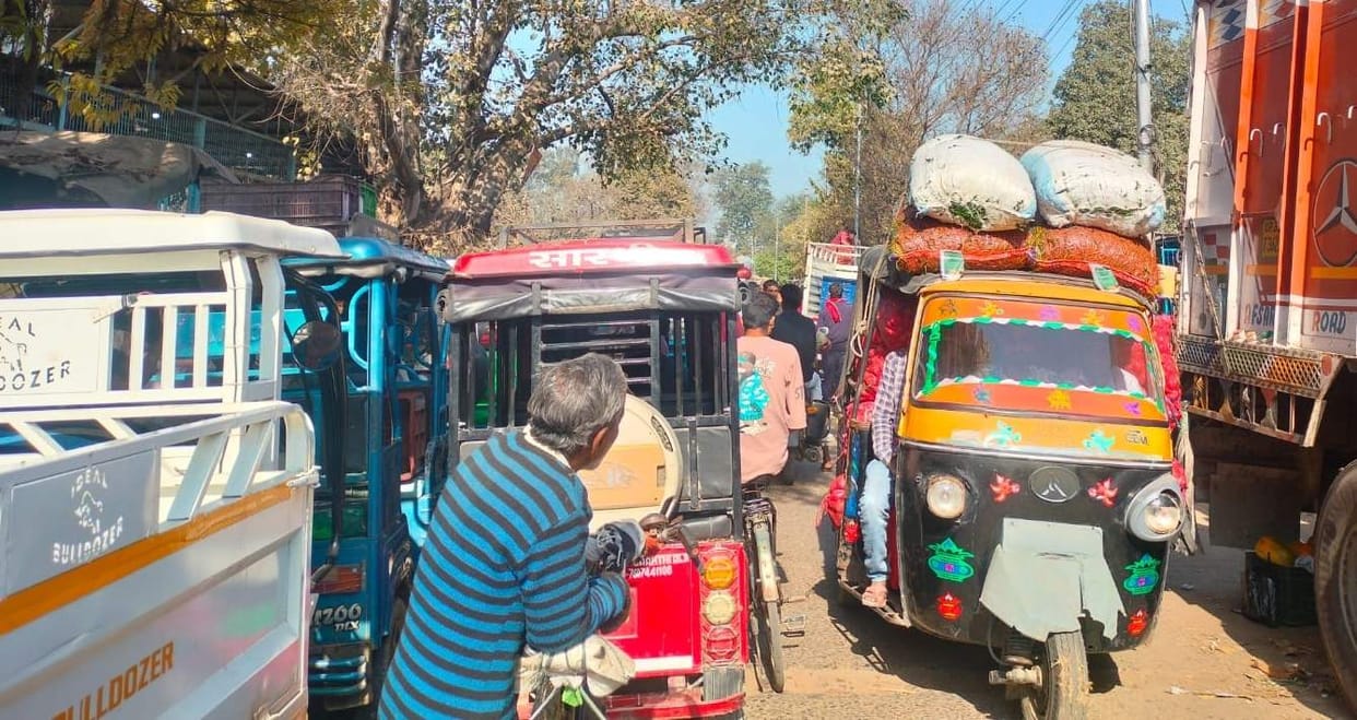 Autos carrying goods instead of passengers, increasing the risk of accidents