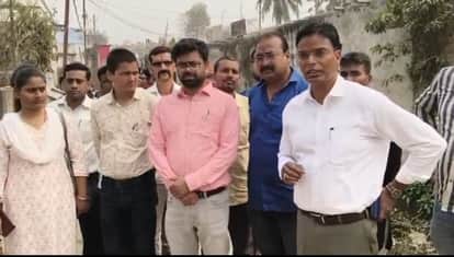 DM Kaushal Kumar gets angry on camera at contractor-Nigam employee irregularities in building construction