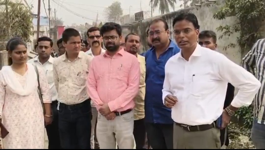 संवेदक और निगम कर्मी को फटकार लगाते डीएम कौशल कुमार