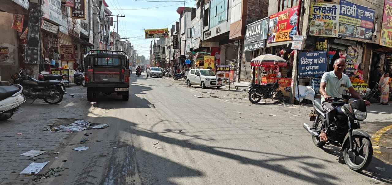 Vehicles are parked under no-parking signs, causing daily traffic jams
