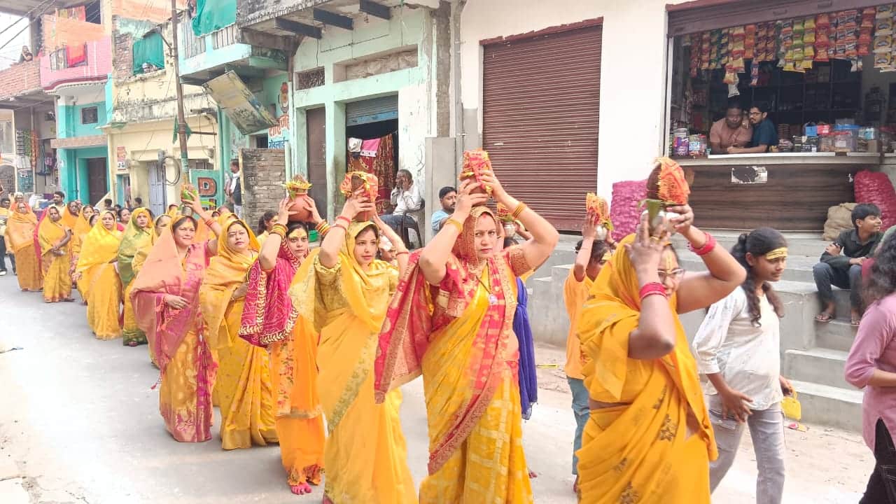 श्रीमद्भागवत कथा से पूर्व मंगरवारी वार्ड में कलशयात्रा निकालती महिलाएं।-संवाद।