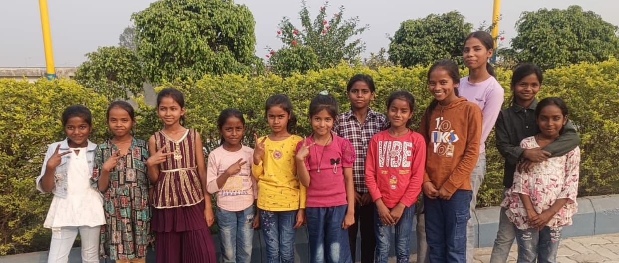 A group of girl students from Primary School Kaiyan left for Lucknow.