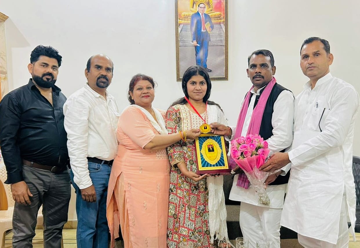 Prachi Panwar and Vanshika Bhagat were honored