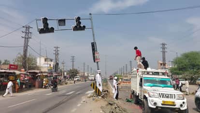 A vehicle loaded with corn seeds collided with a traffic light in Narwana, a major accident was averted.