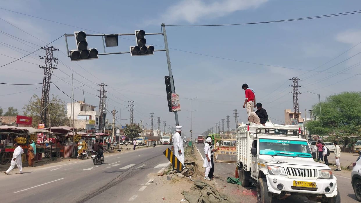 A vehicle loaded with corn seeds collided with a traffic light in Narwana, a major accident was averted.