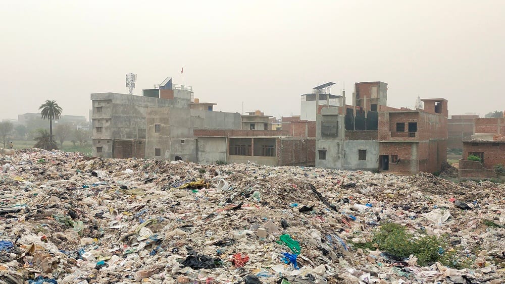 In Ramnagari, rules are in place for dustbins, but garbage is being dumped near the population
