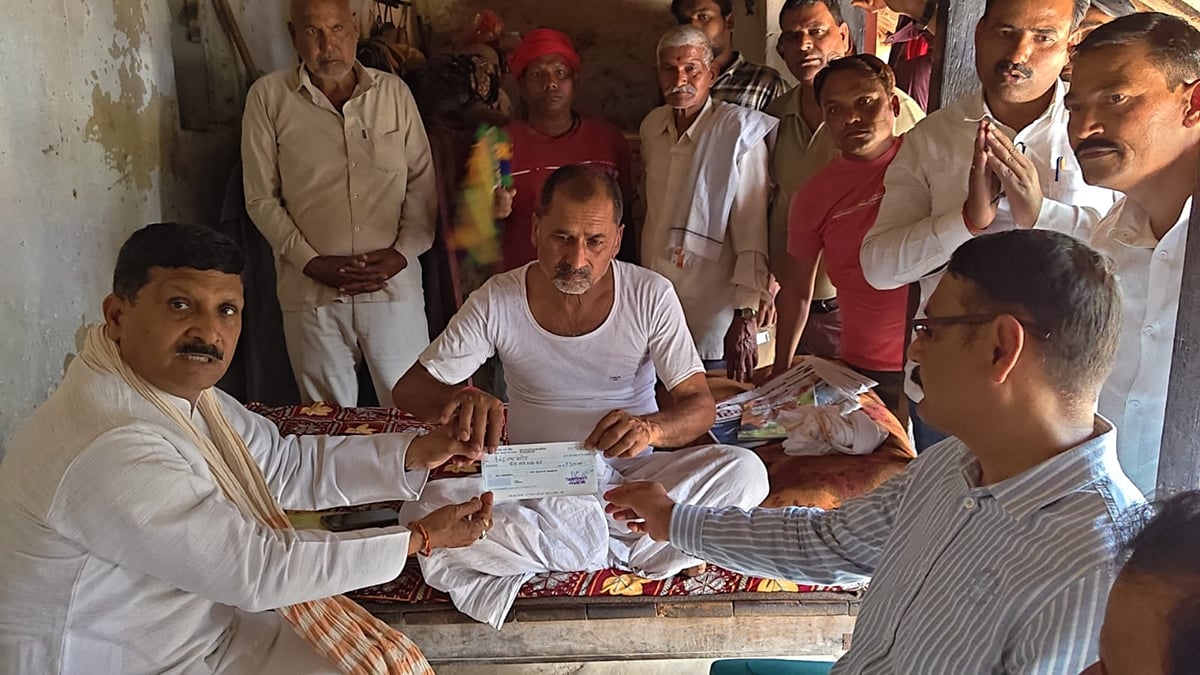 Sant Kabir Nagar News: एक घंटे की मान-मनव्वल के बाद डीएम व विधायक ने आकाश के पिता को सौंपा चेक