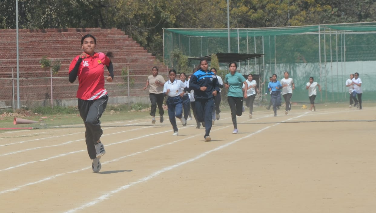 1000 women ran in the stadium on International Women's Day