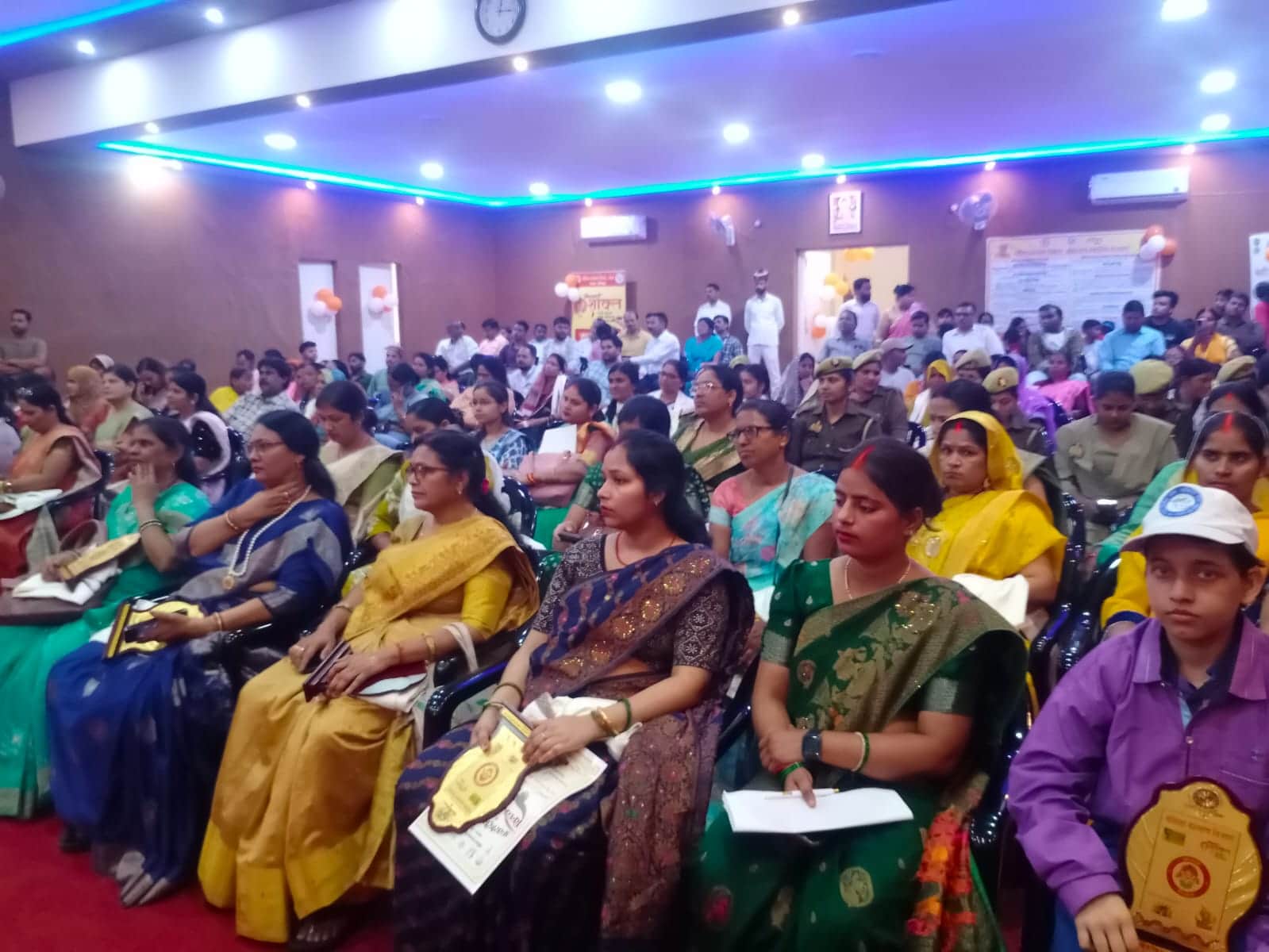 अंतरराष्ट्रीय महिला दिवस पर विकास भवन में आयोजित सम्मान समारोह में उपस्थित महिलाएं, स्रोत संवा