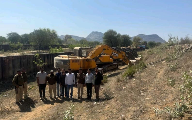 Kotputli-Behror: Police crack down on illegal gravel mining; 5 L&T machines, 2 trailers and 2 dumpers seized