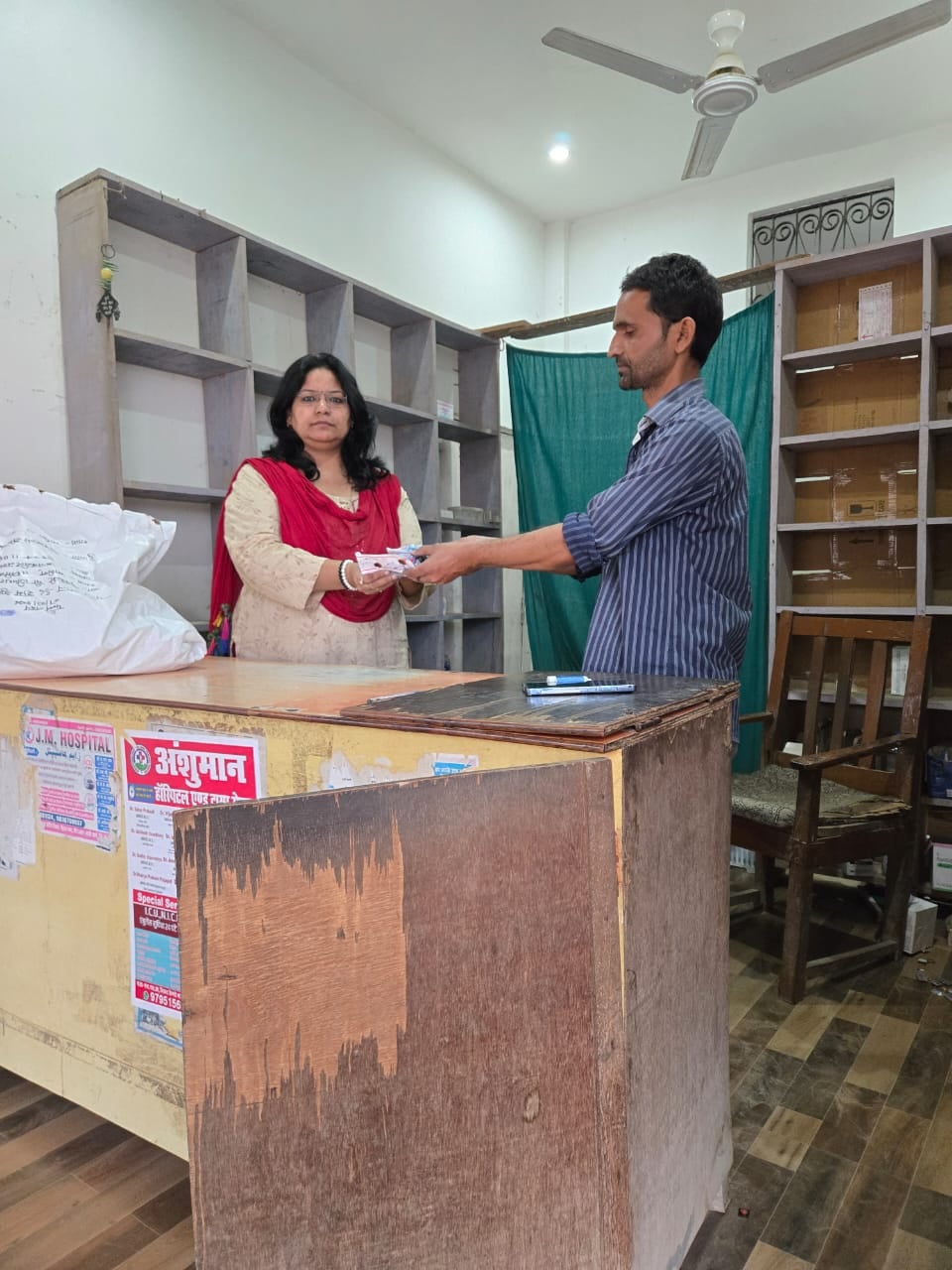 Sant Kabir Nagar News: बिना लाइसेंस चल रहा था मेडिकल स्टोर, दवाएं जब्त