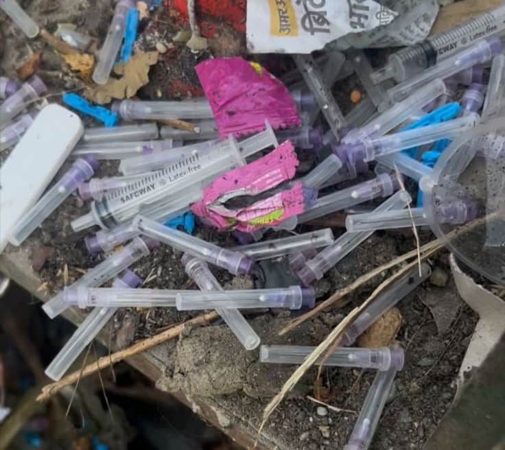 भाबर के किशनपुर में कचरे के ढेर में खुला फेंका गया बायोमेडिकल वेस्ट। संवाद