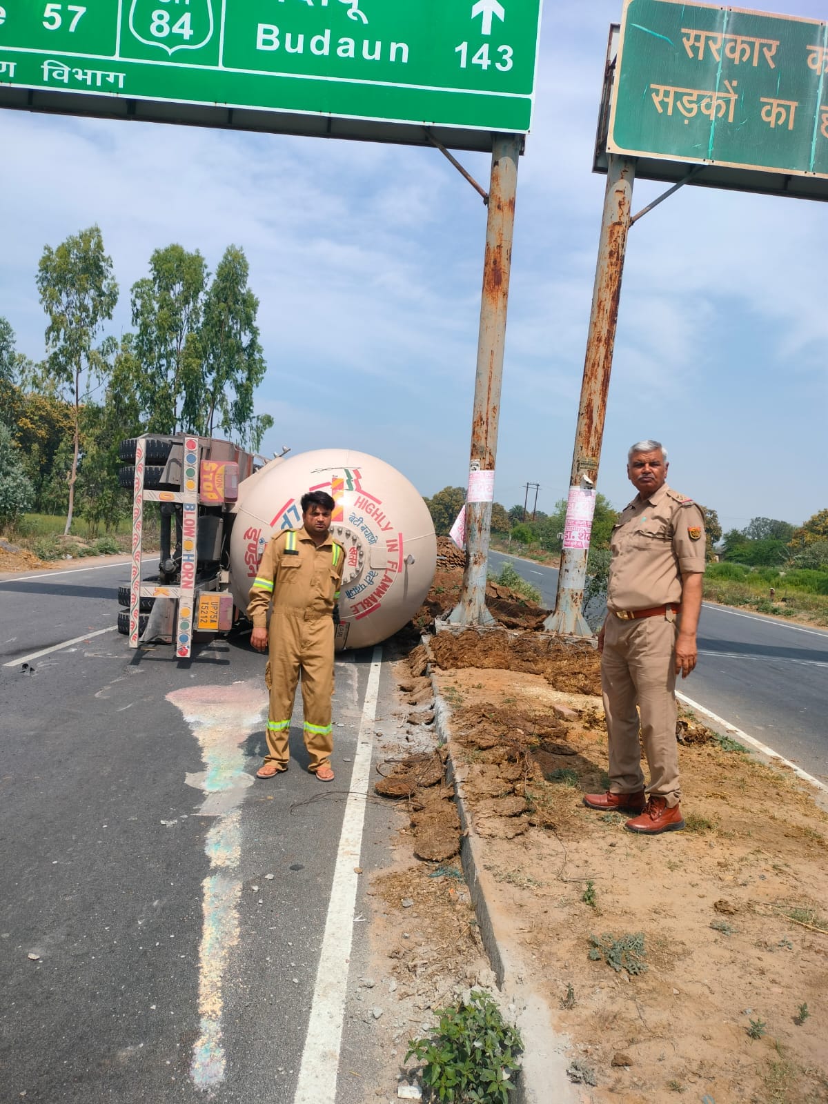 LPG tanker overturned on the highway due to spring breakage in Araon