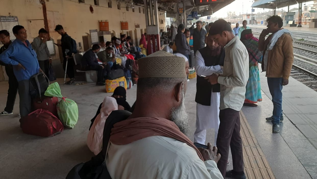 Darbhanga-New Delhi Special 13 and Anand Vihar Purnia Court arrived eight hours late