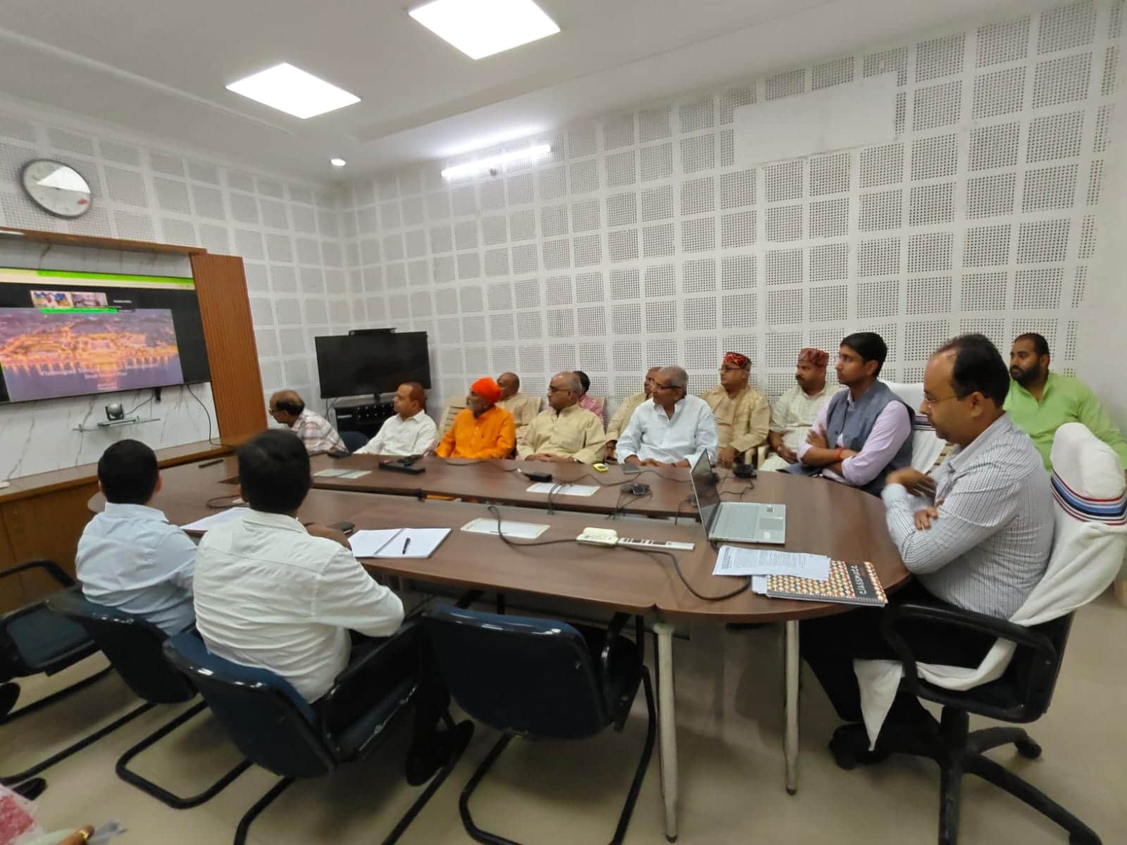 बैठक करते गया के डीएम शशांक शुभंकर