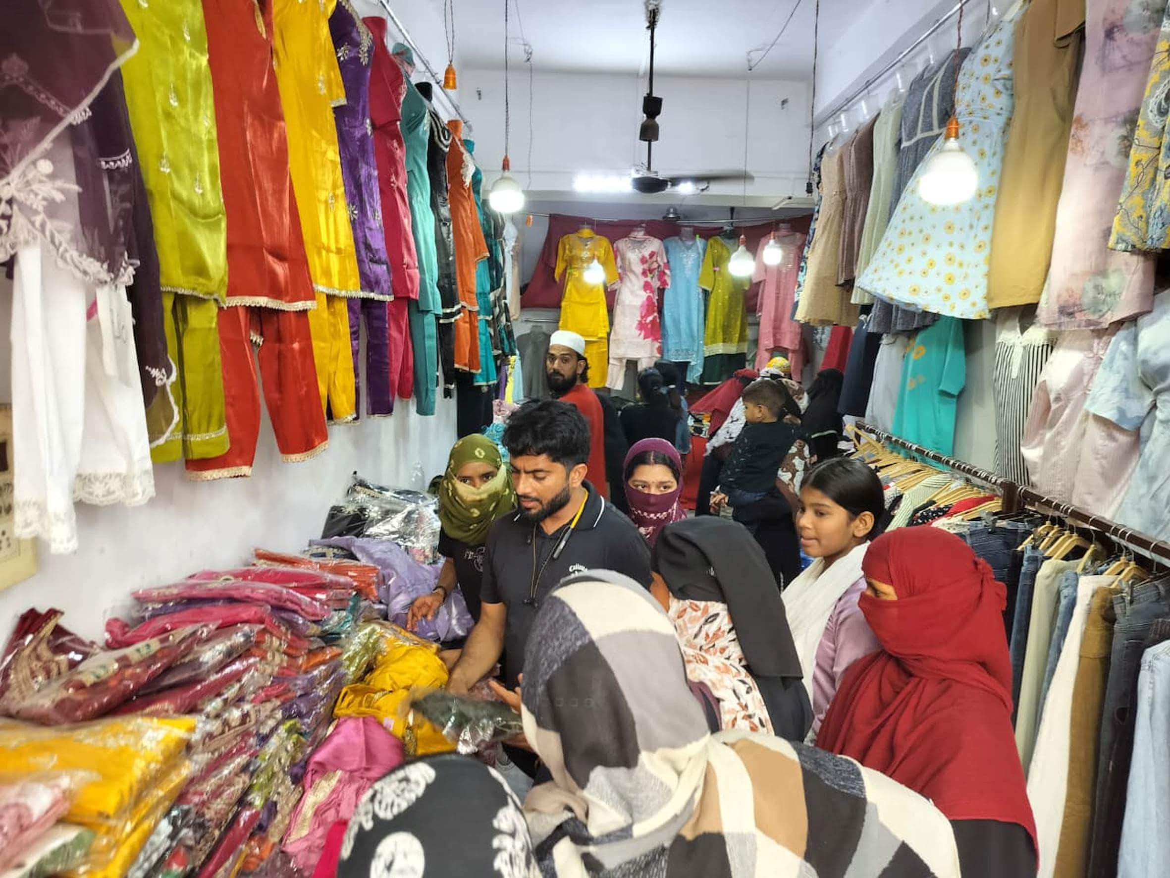 चौक बाजार में कपड़ों की खरीदारी करतीं महिलाएं।