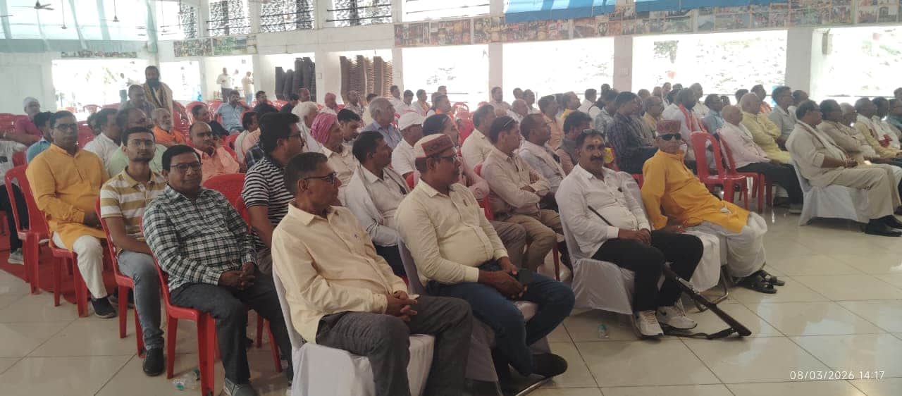 चुनार के सुरभि शोध संस्थान में आयोजित होली मिलन समारोह में उपस्थित लोग, स्रोत संवाद