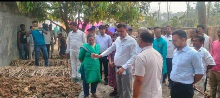 डीएम नवीन कुमार जायजा लेते हुए