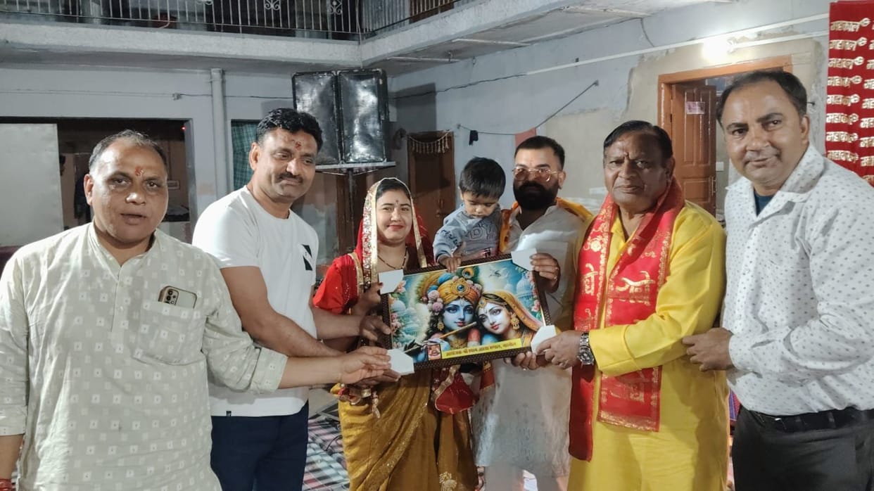 Devotees rejoice at the thought of Khatu's Shyam ji protecting my honour.