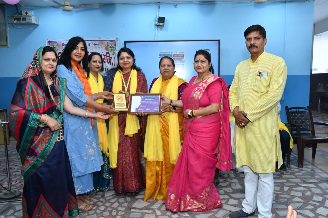 Dr. Megha received the Pragati Nari Shakti Samman