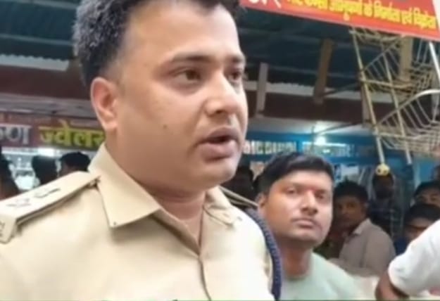 25 lakh rupees looted from a jeweler's shop in Siwan in a filmy style; masked criminals caught on CCTV.
