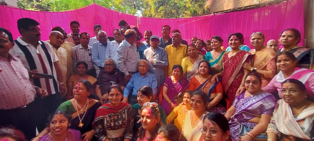 Flowers showered at the Holi gathering of Gahoi Vaishya community