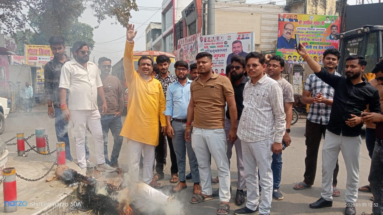 Hindu Yuva Vahini protests against CM Yogi's remarks on his mother