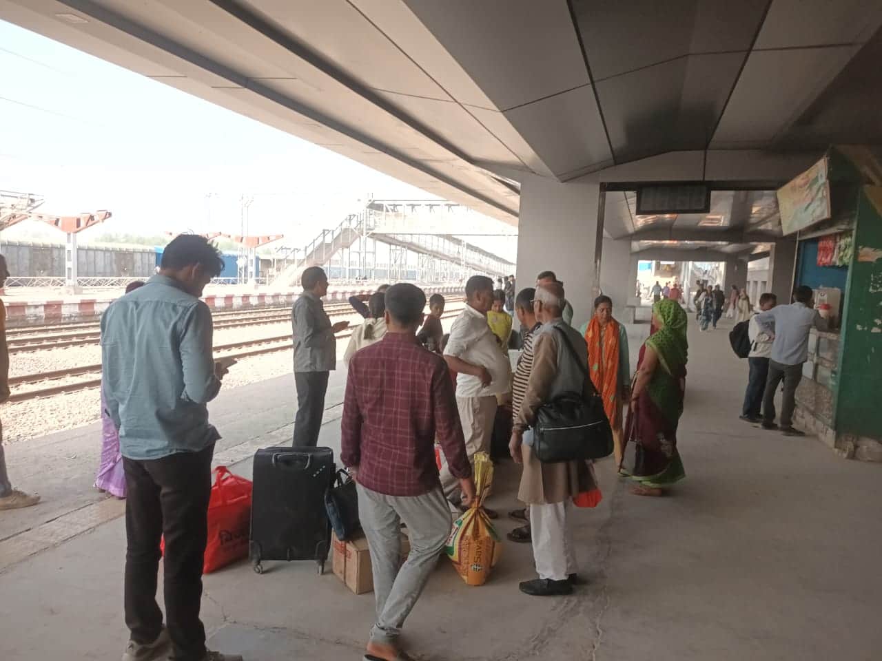  गौरीगंज रेलवे स्टेशन पर  मौजूद यात्री। संवाद