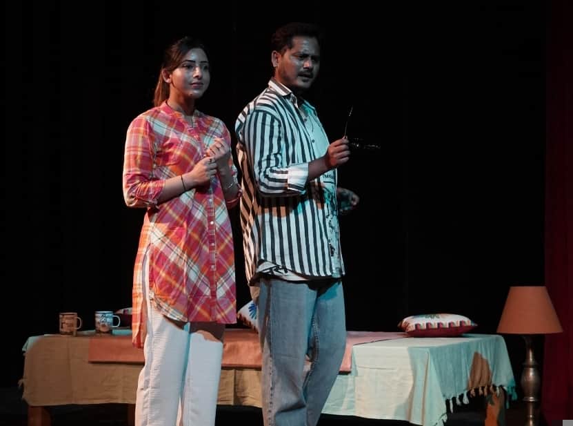 गढ़वाल विवि में आयोजित नाट्य समारोह में नाटक की प्रस्तुति देते कलाकार---स्रोत विवि