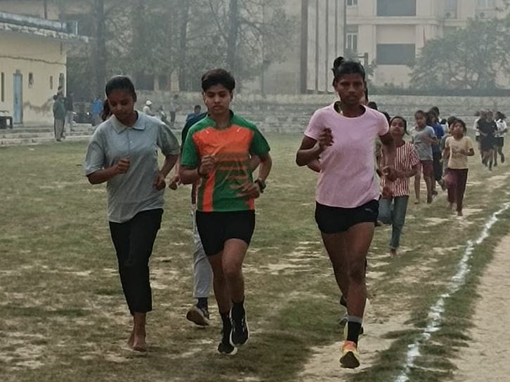 Daughters showed their strength in the race.. Sandhya Sahni came first.
