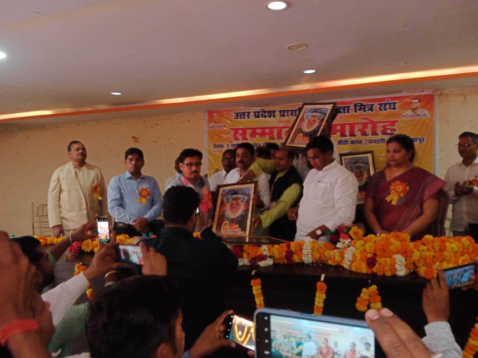 जनप्रतिनिधियों को सम्मानित करते शिक्षामित्र संघ के पदाधिकारी, स्रोत सोशल मीडिया