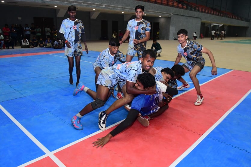 Kardameshwar Mahadev's team defeated GGIC in Kabaddi.