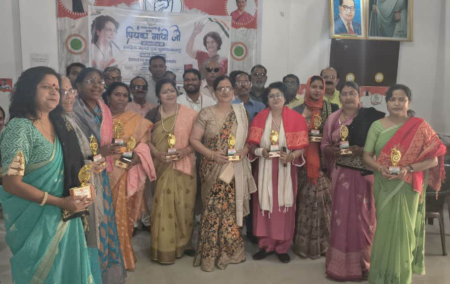 कांग्रेस कार्यालय में महिला दिवस पर सम्मानित होने के बाद खड़ी महिलाएं।