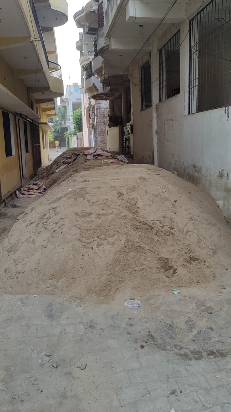 The road was closed by dumping sand, traffic was disrupted.
