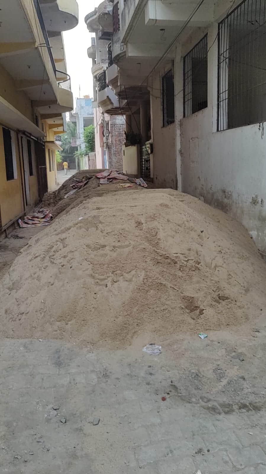 कजरहवा पोखरा मोहल्ल में रास्ते में बालू गिरने से बंद रास्ता। स्रोत- सोशल मीडिया