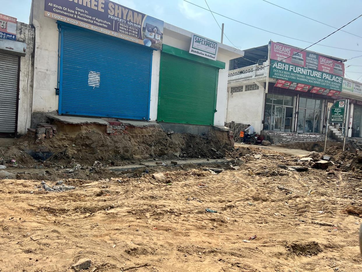 Ramps of more than 200 shops on Pipli to Ladwa Road were demolished.