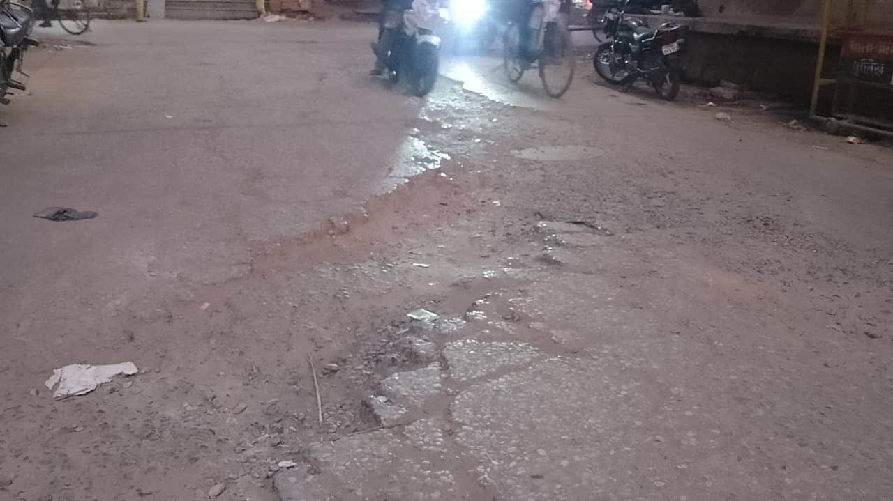 क्षतिग्रस्त घंटाघर सुंदरघाट क्षतिग्रस्त मार्ग। स्रोत- संवाद