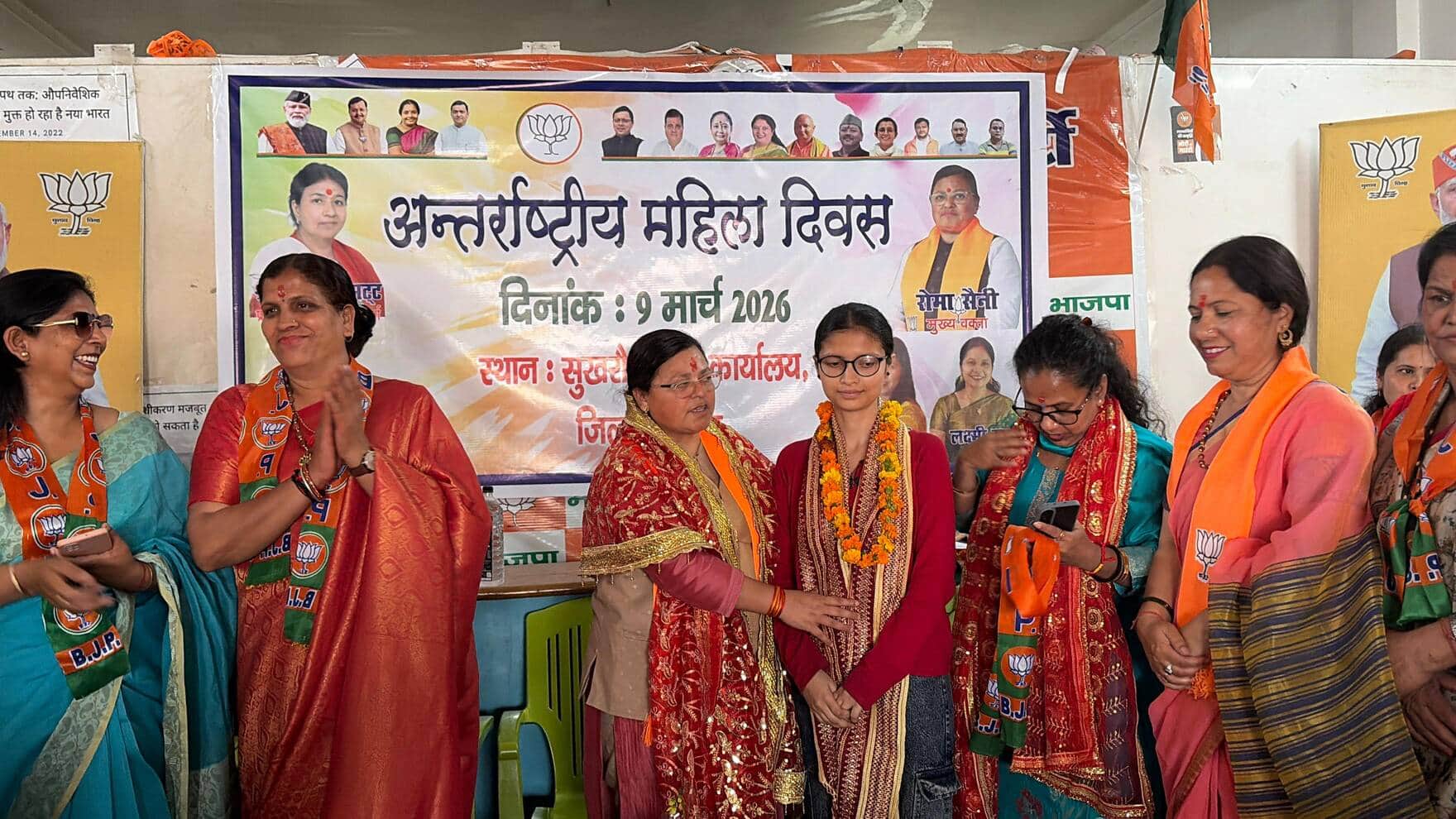 कोटद्वार में भाजपा महिला मोर्चा की ओर से आयोजित कार्यक्रम में महिलाओं को सम्मानित करतीं मुख्य अ