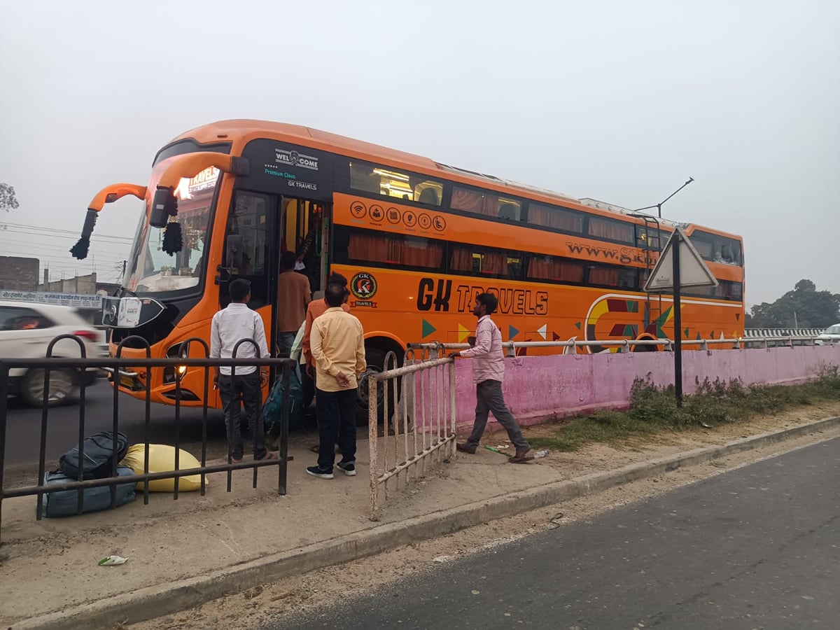 Sant Kabir Nagar News: ट्रेन में नहीं मिल रहा कंफर्म टिकट,  निजी स्लीपर बसों से सफर कर रहे लोग