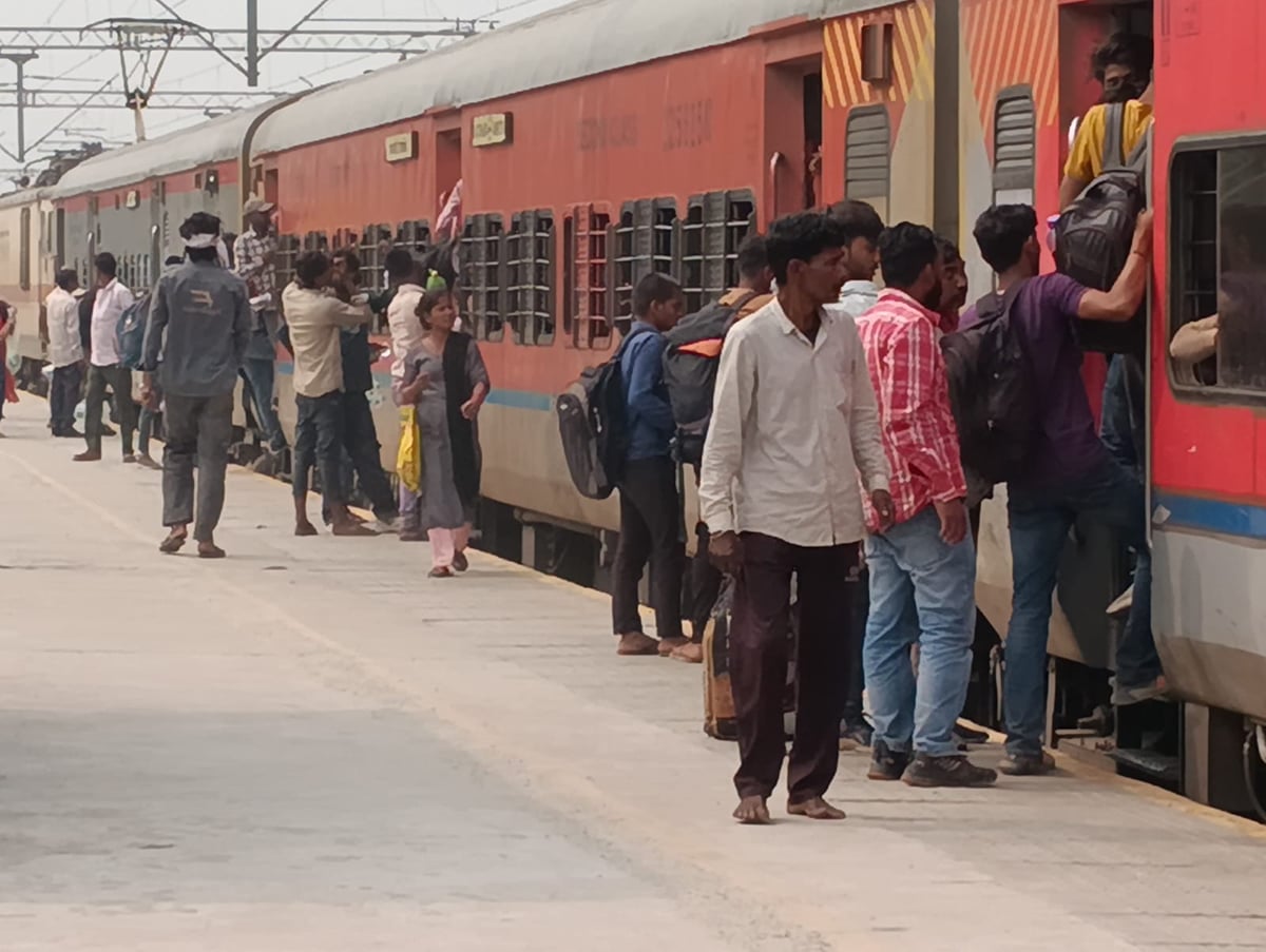 Sant Kabir Nagar News: कंफर्म टिकट न मिलने से धक्कामुक्की के बीच हो रही यात्रा