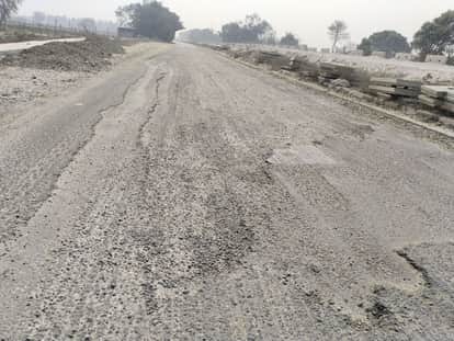 Travel from Hardoi border to Bareilly turn becomes dangerous