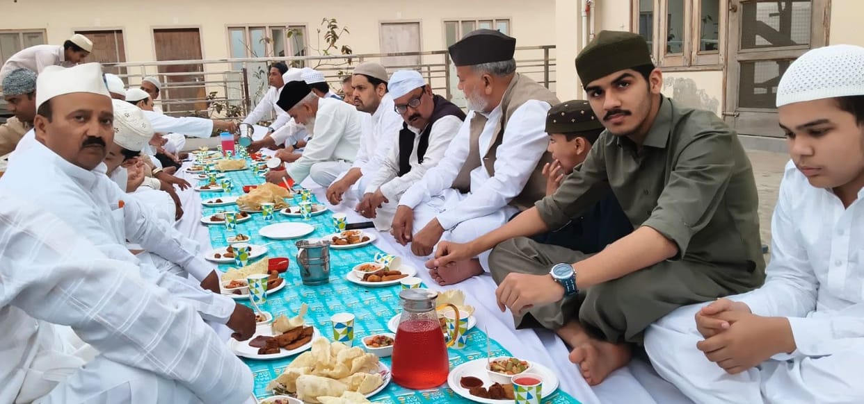 People gathered for Roza Iftar, highlighting the virtues of Ramadan