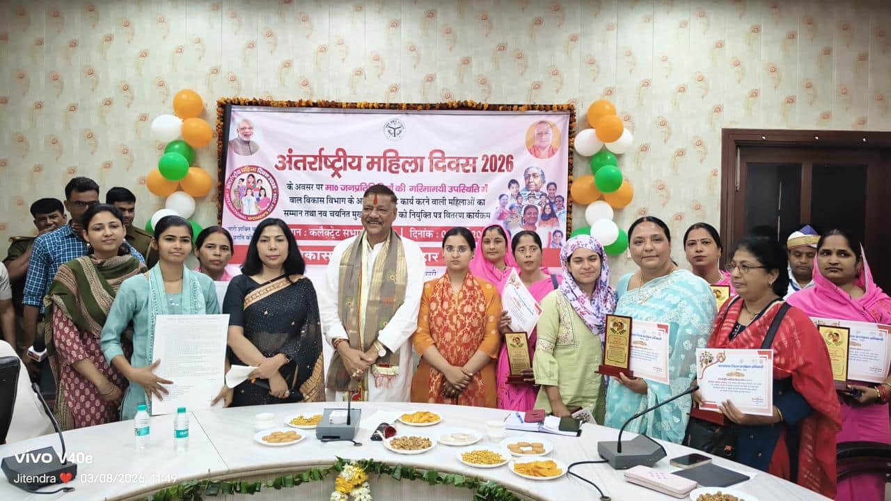 महिलाओं को सम्मानित करते बलदेव विधायक पूरन प्रकाश। 