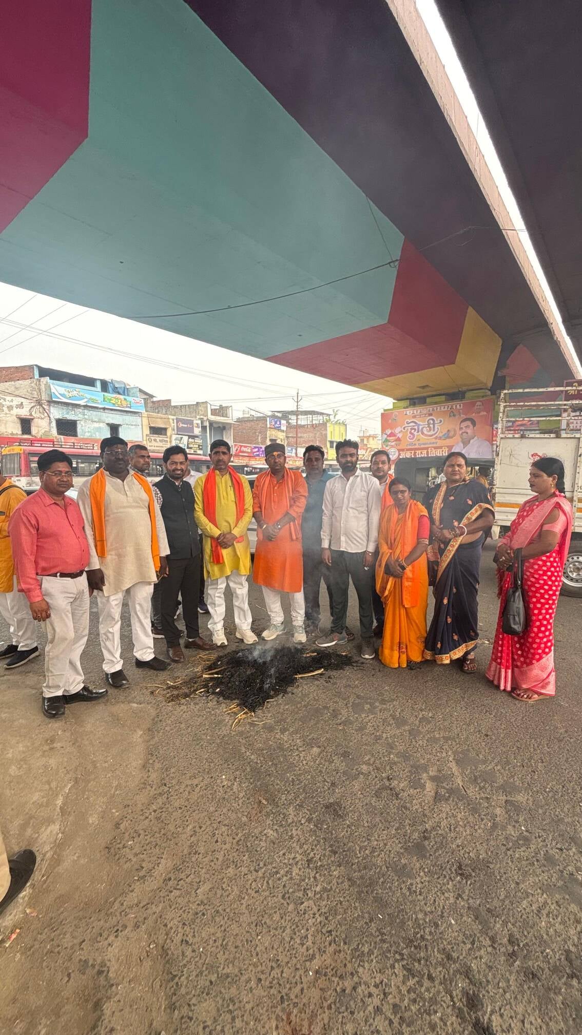 Sant Kabir Nagar News: सीएम की मां पर टिप्पणी से नाराज हिंदू महासंघ ने मौलाना का जलाया पुतला