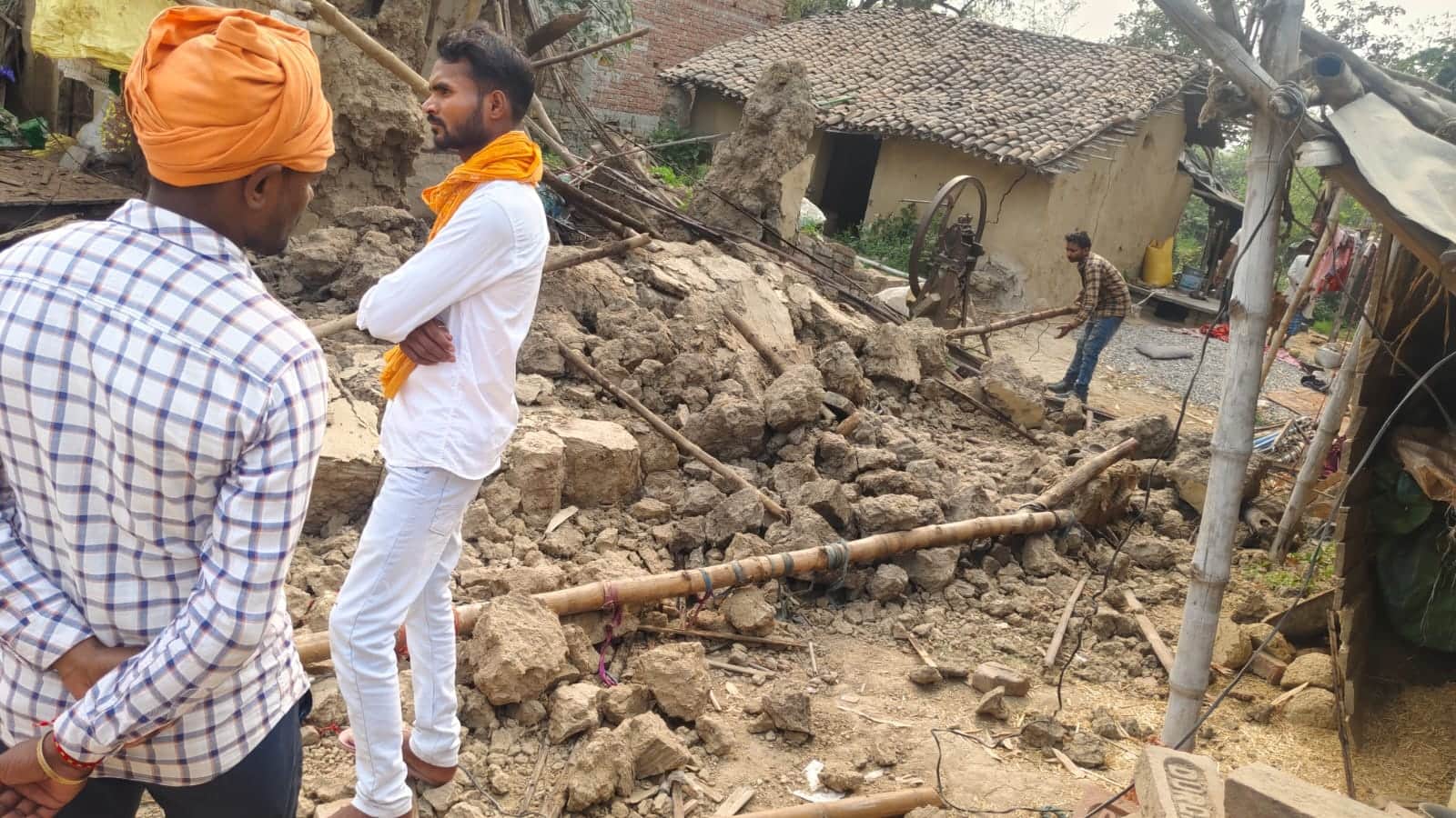 मड़िहान थाना क्षेत्र के रामपुर 33 गांव में गिरे दीवार का मलबा। स्रोत -सोशल मीडिया