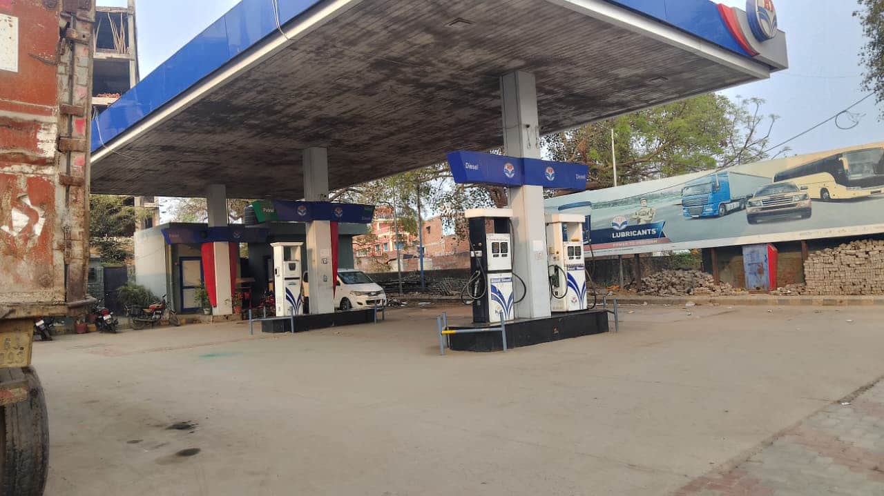 नगर के पीली कोठी मार्ग पर पेट्रोल पंप पर पसरा सन्नाटा, स्रोत संवाद