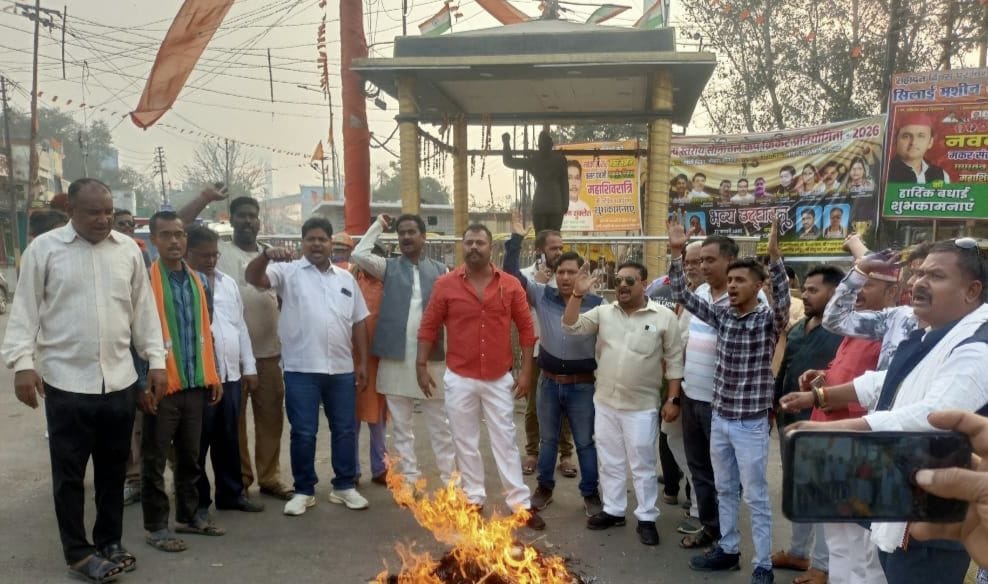 BJP workers burn effigy of Bihar's Maulana Salim, FIR lodged