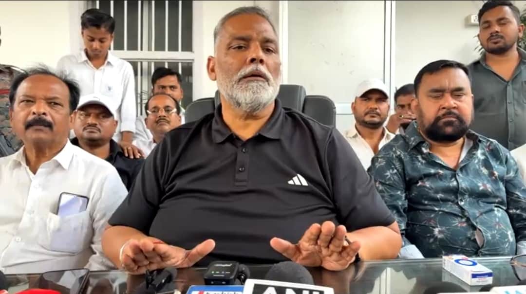 प्रेस कॉन्फ्रेंस करते सांसद पप्पू यादव।