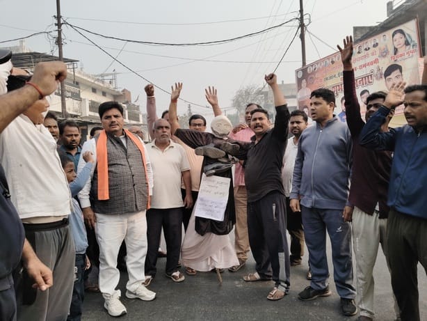 Maulana's effigy burnt in protest against his comment on CM Yogi's mother