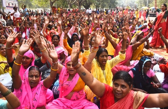 Anganwadi workers and police clash at Eco Garden